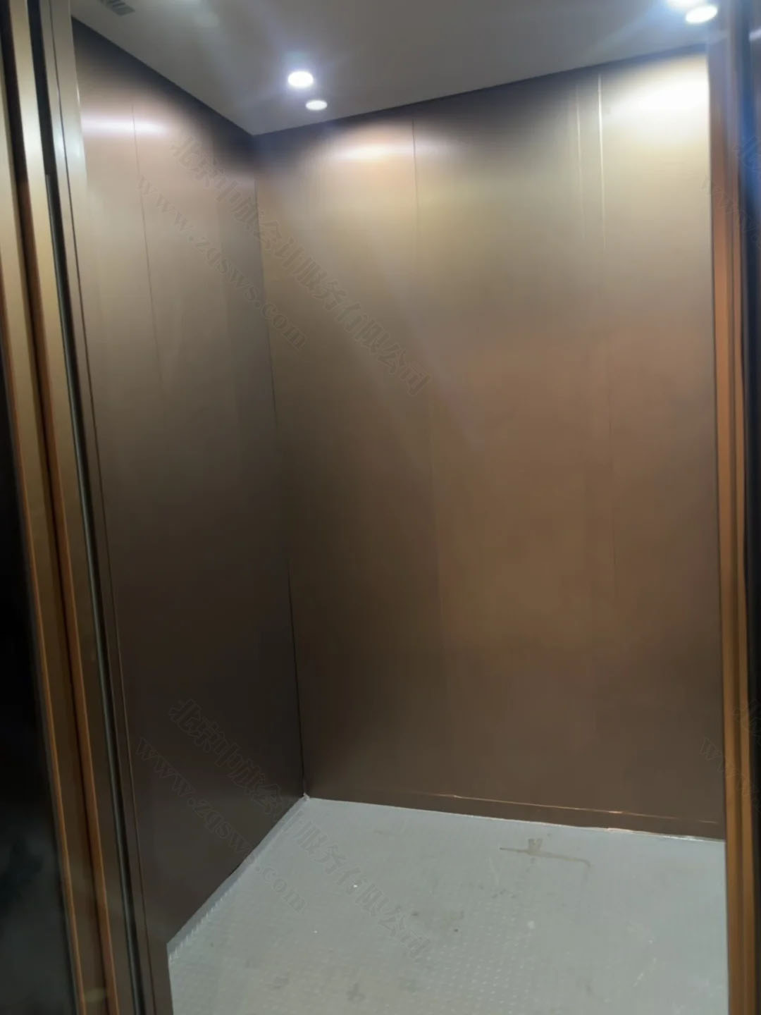 电梯厢门.jpg