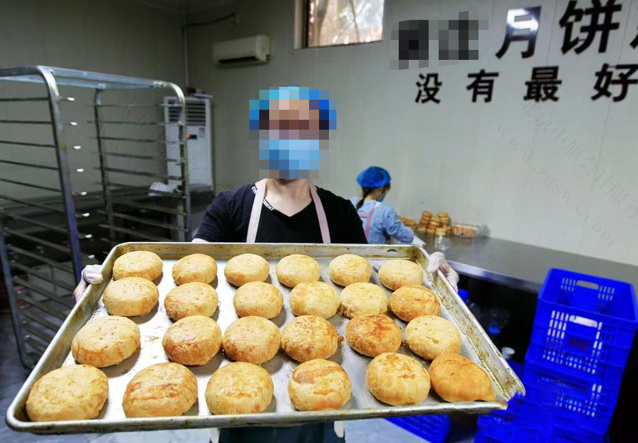 我们小区楼下自己做的月饼.jpg