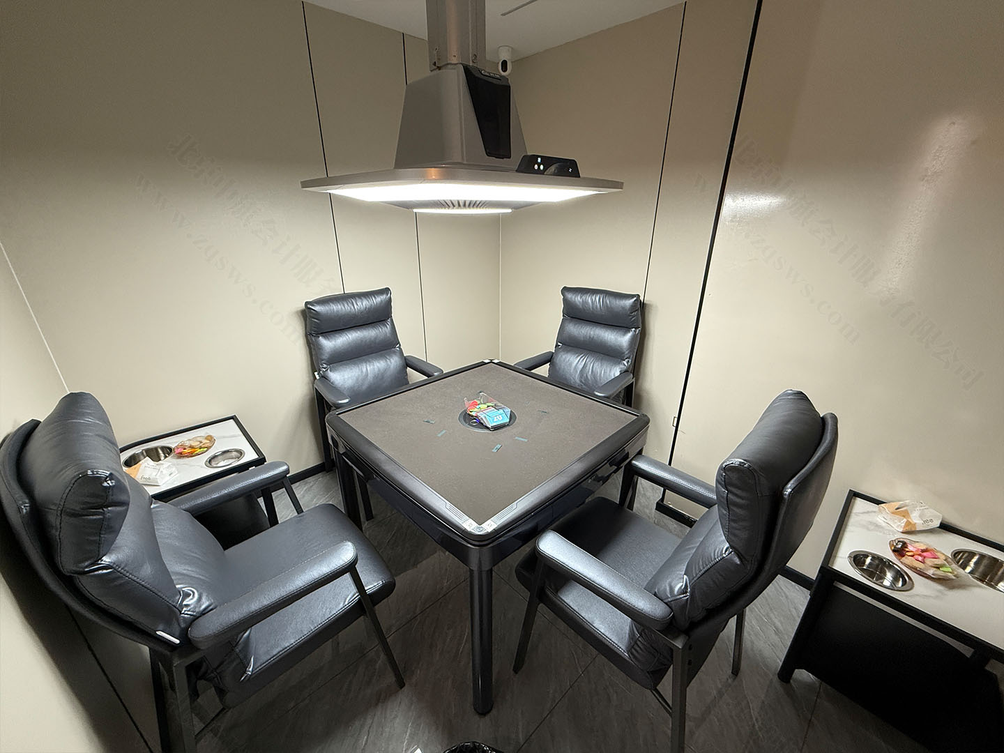 站在门口拍的棋牌室内景.jpg