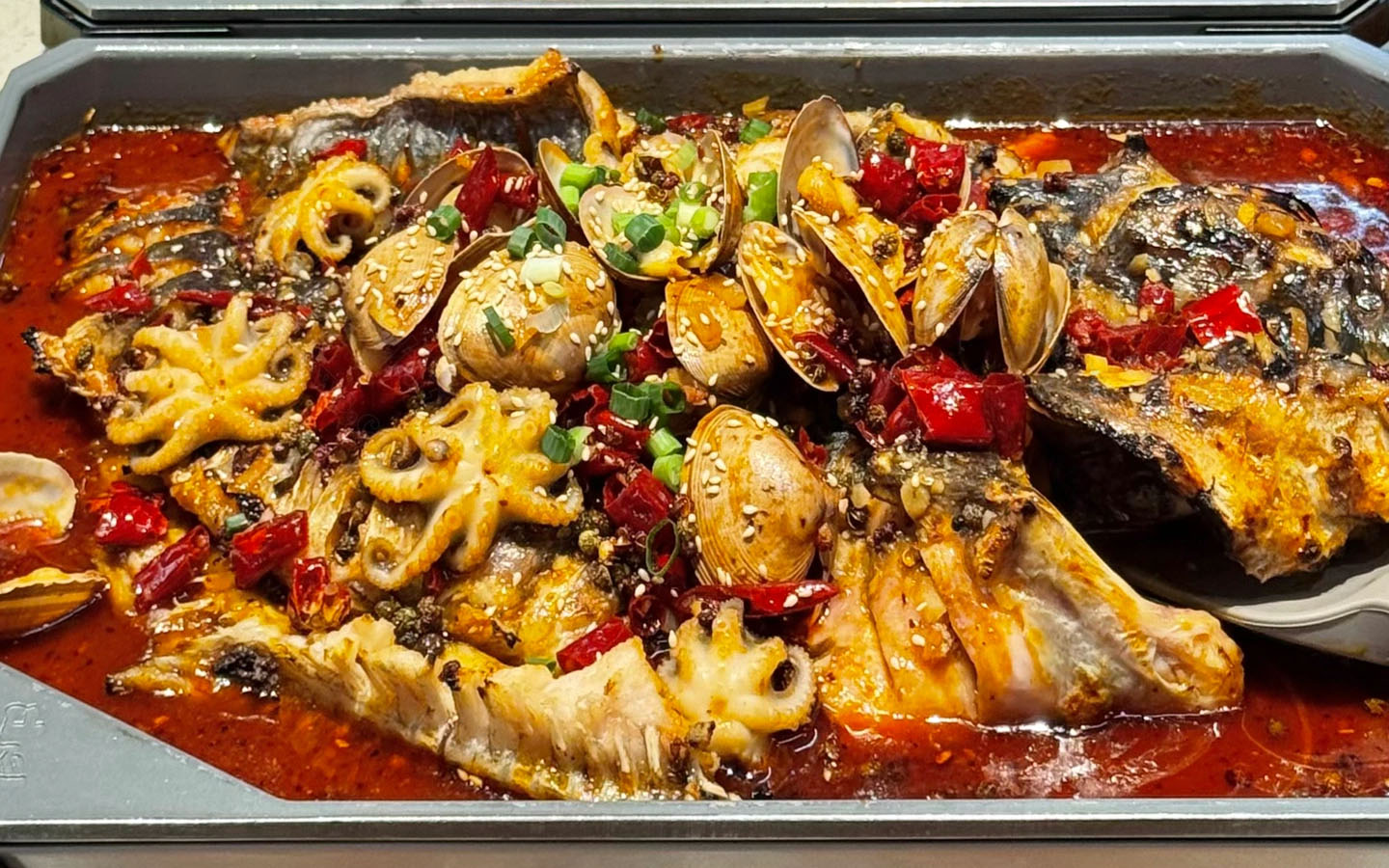 表弟烤鱼店开业请我们吃的烤鱼拍照片留念.jpg