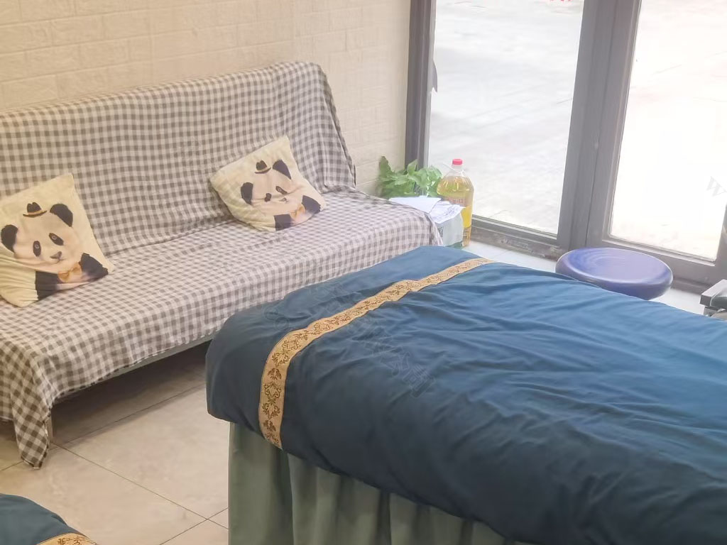 楼下正骨家的床和沙发.jpg
