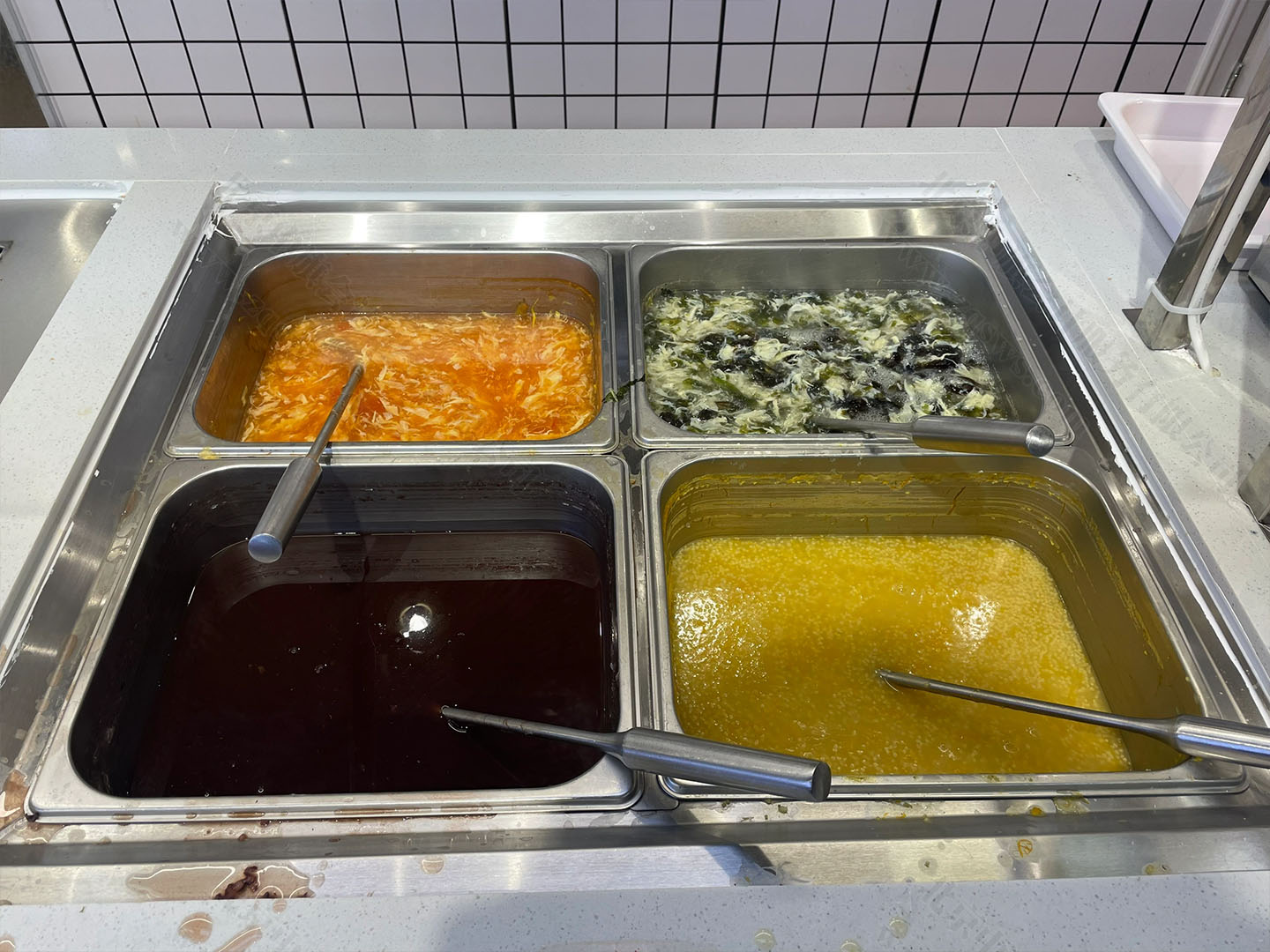 物美大食堂里面的汤类.jpg
