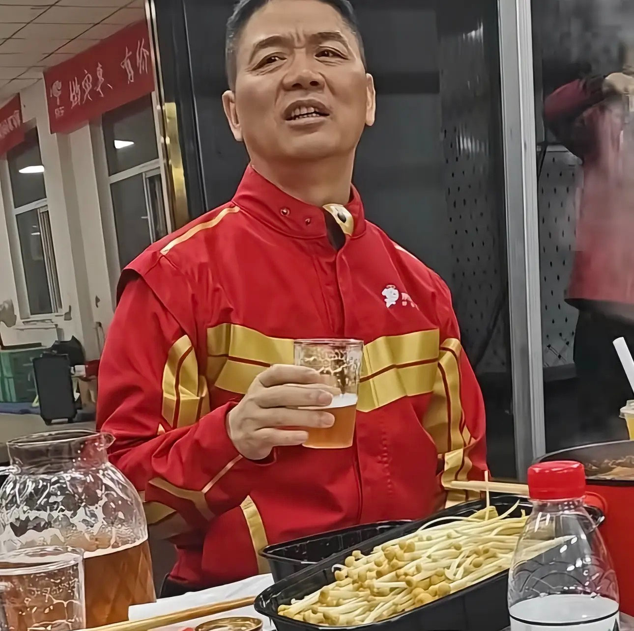 东哥白天送完外卖晚上请客吃火锅.jpg