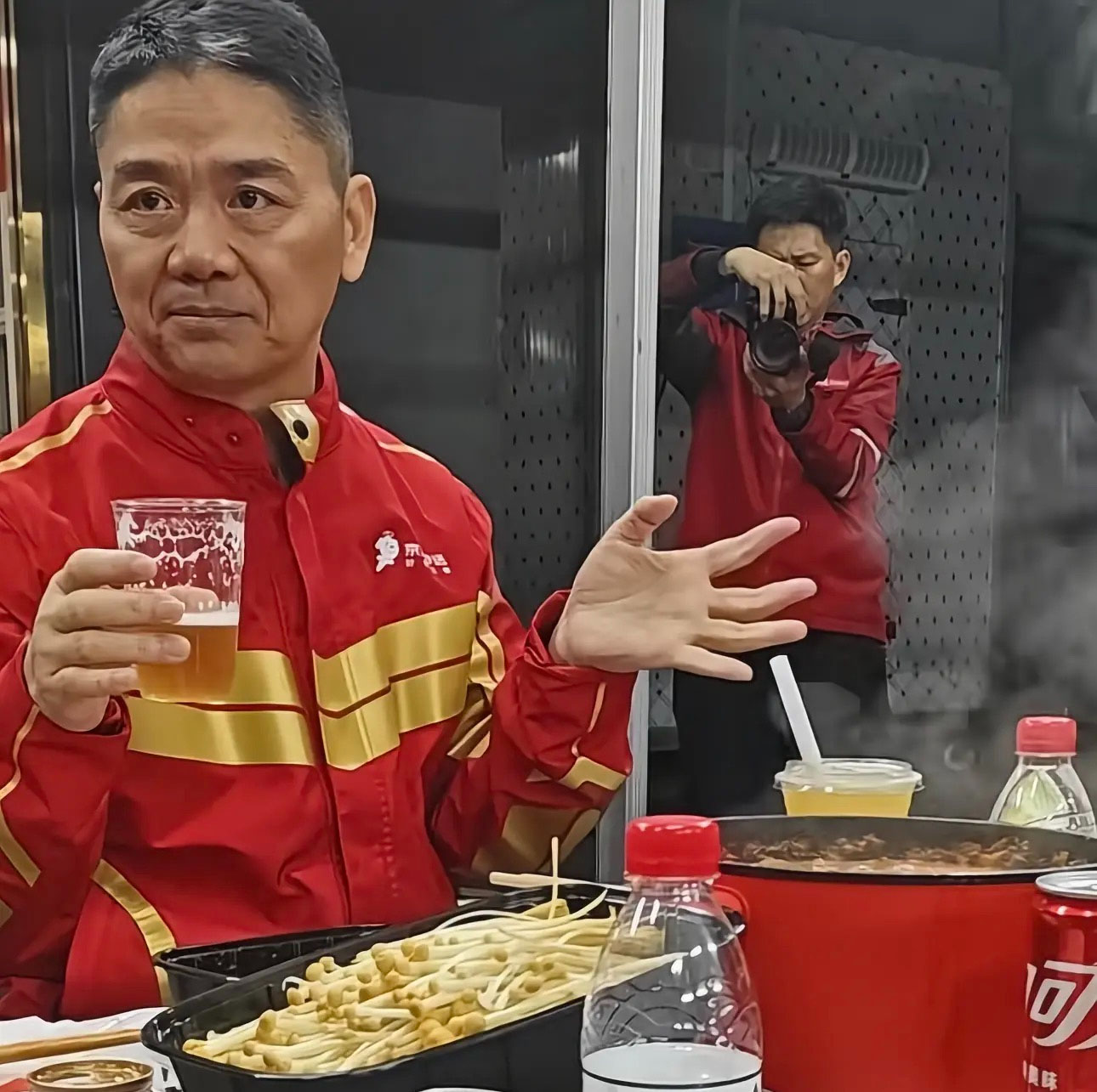 东哥在酒桌上闲聊天.jpg