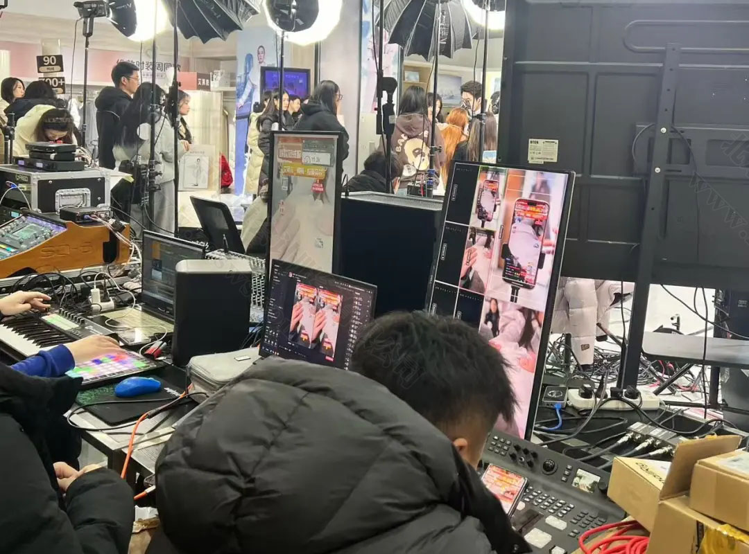 现在网络直播的虚拟人物.jpg