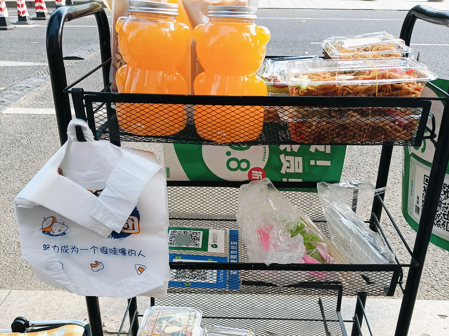 奶茶摆摊路边随手拍的照片.jpg