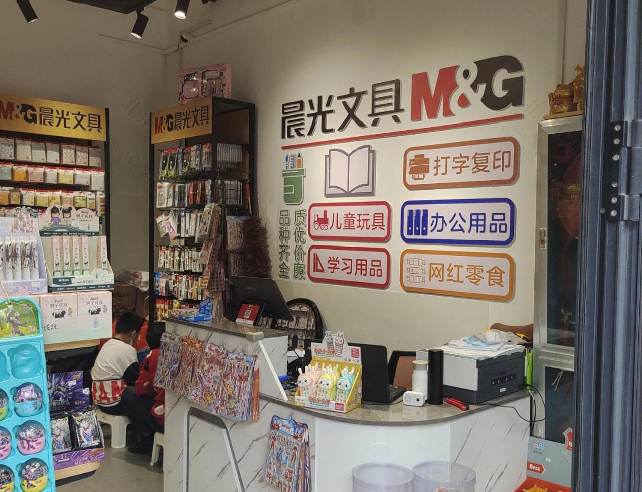 小朋友们正在角落看文具.jpg