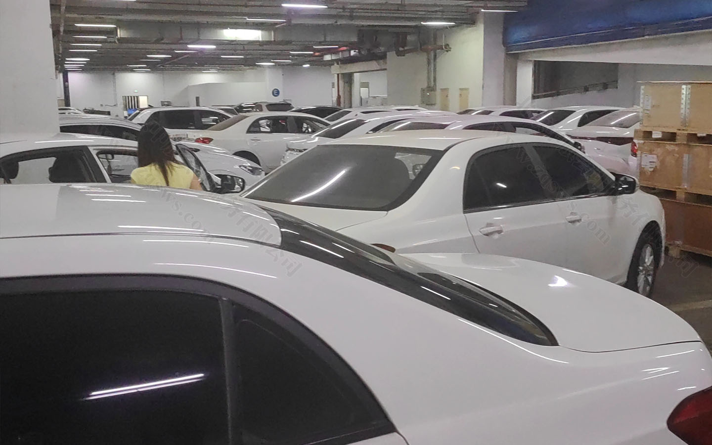 车库里边的电车.jpg