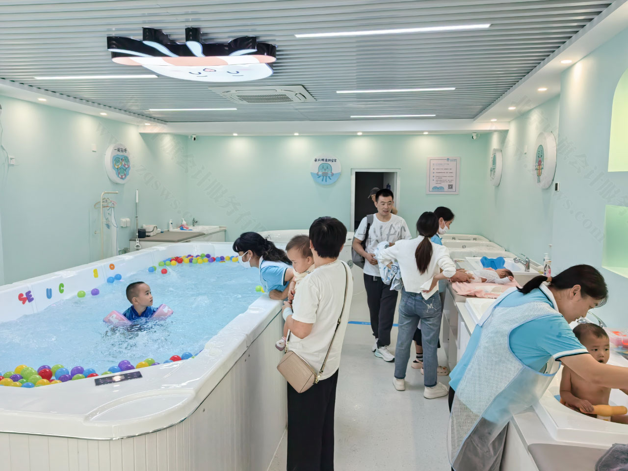 婴幼儿游泳馆人还是非常多的.jpg