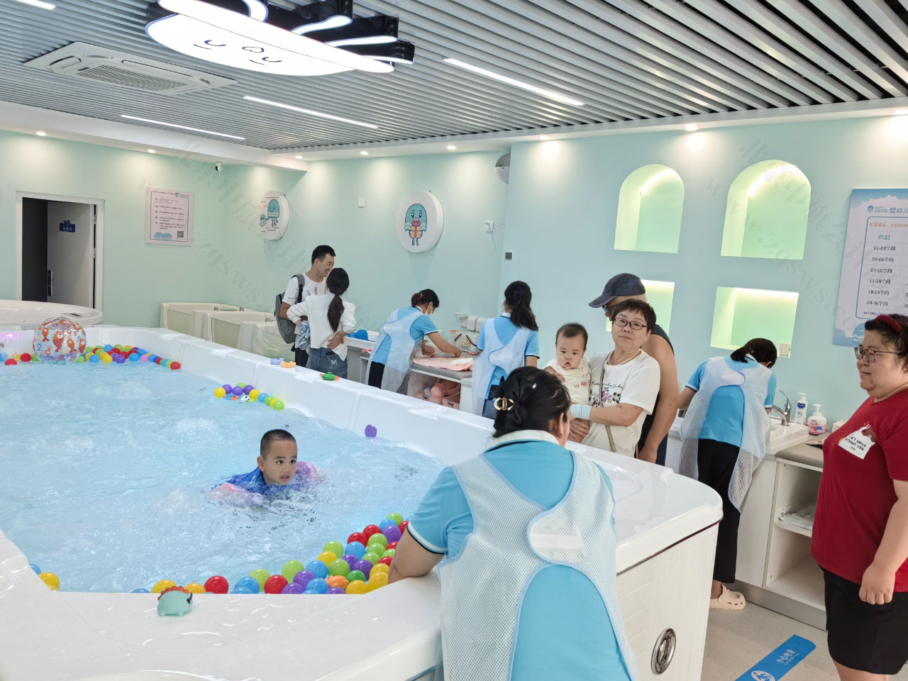 婴幼儿游泳馆人气非常的旺.jpg