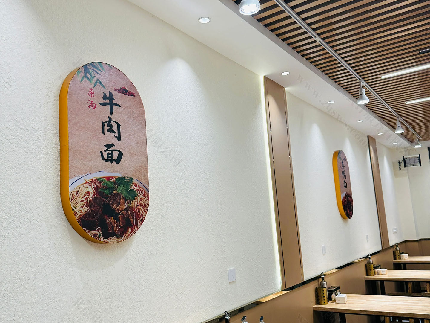 墙上悬挂的招牌菜.jpg