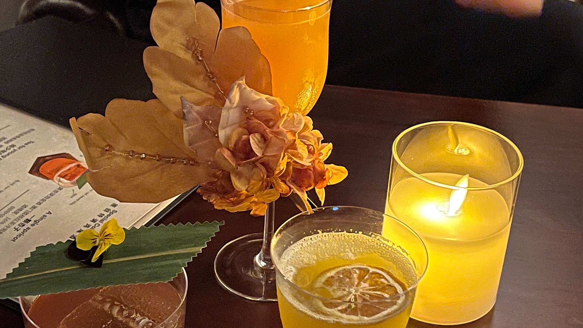 酒吧里的烛光晚餐.jpg