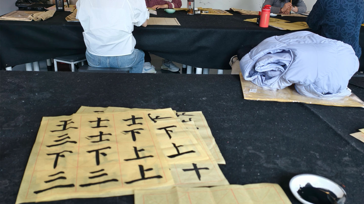 正在练习书法的孩子们.jpg