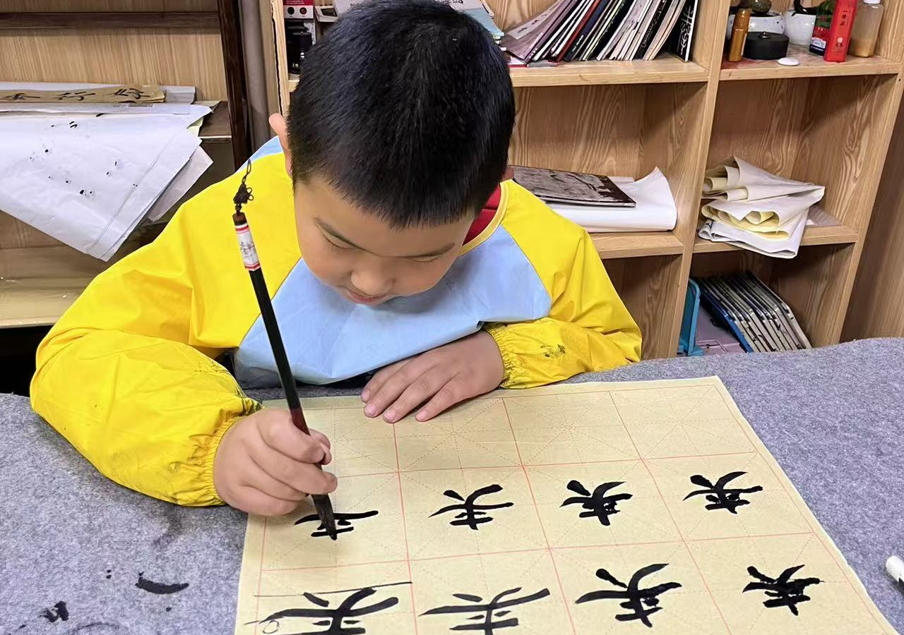 孩子正在写书法.jpg