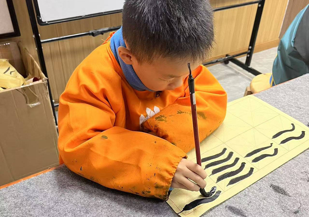 孩子正在练习书法.jpg