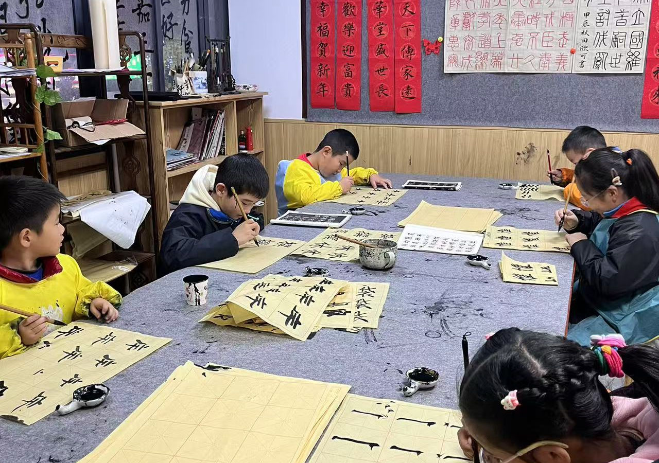 正在上课的孩子们.jpg