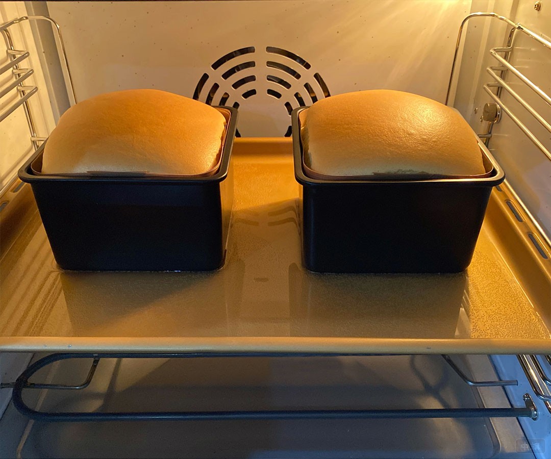 正在烤箱里的蛋糕.jpg