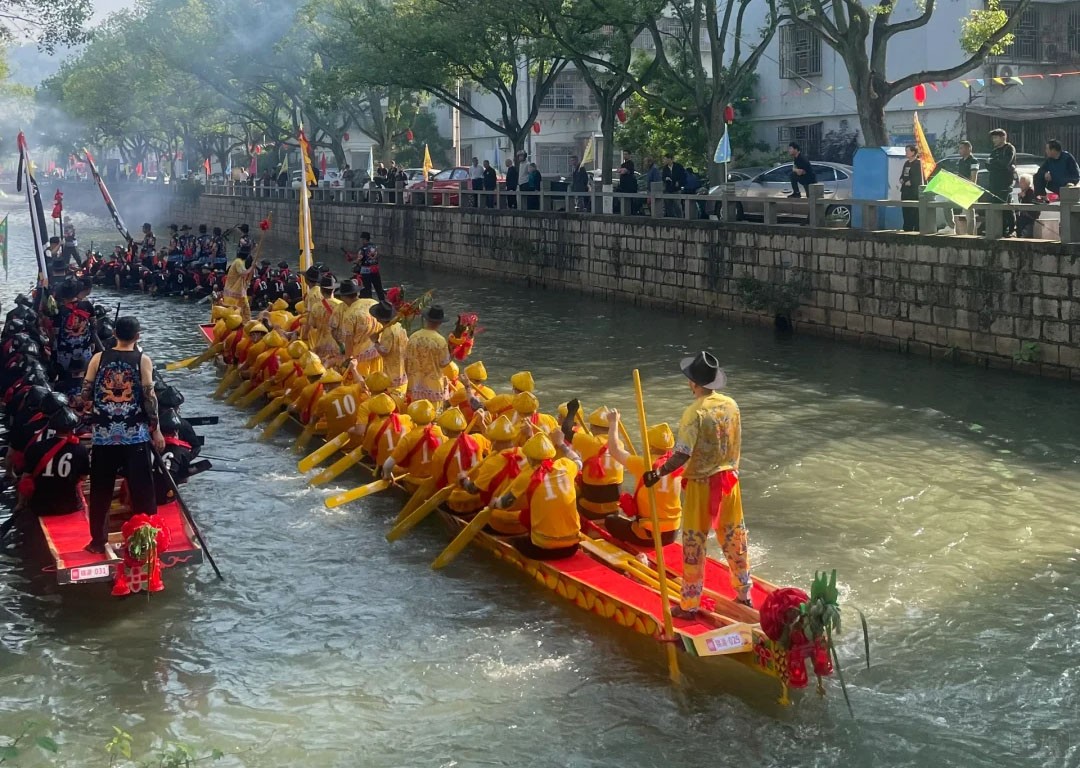 划龙舟畅享快乐.jpg