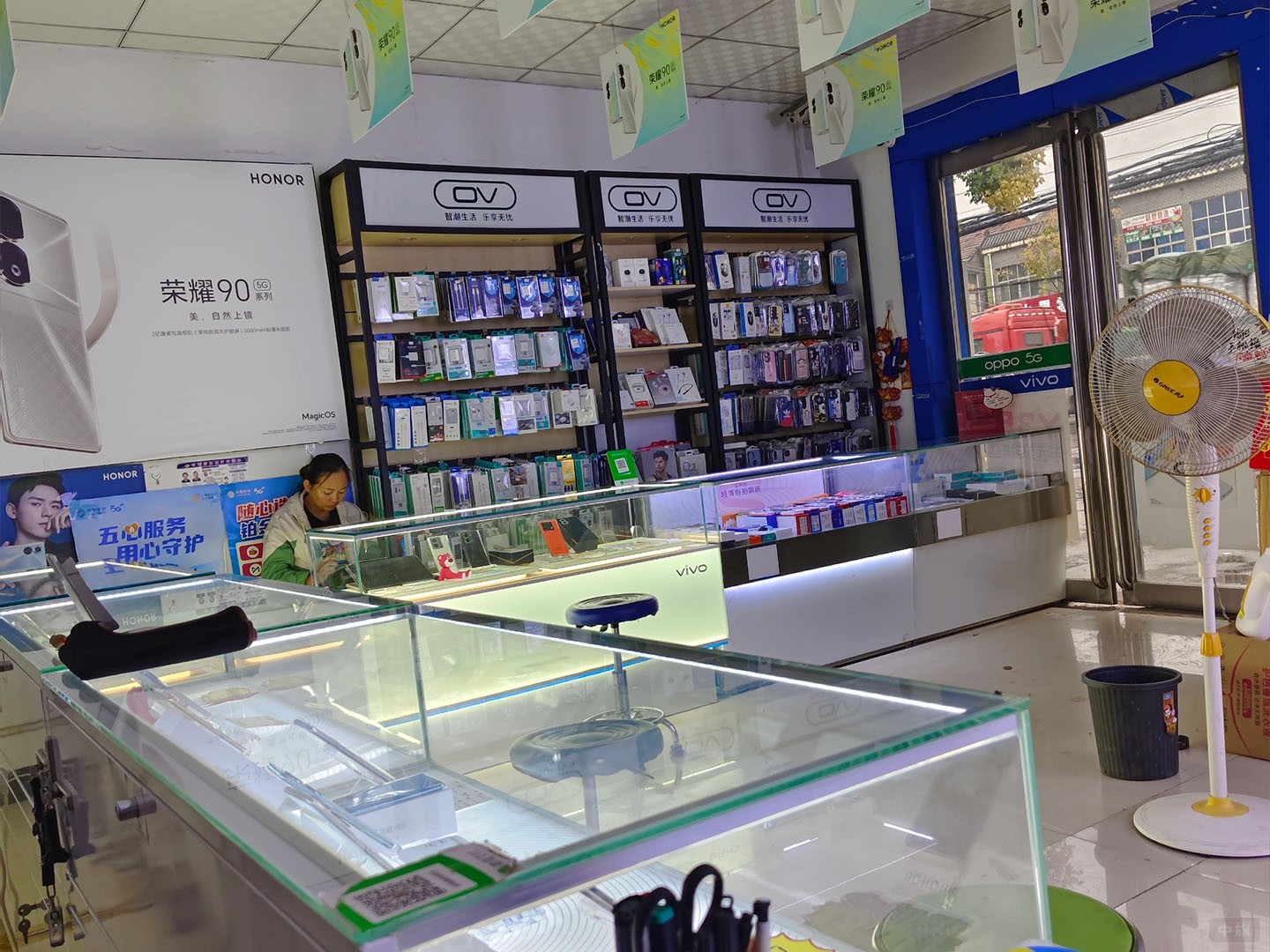 楼下一家不大的手机店.jpg