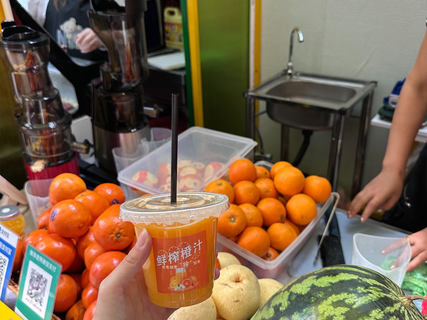 鲜榨的橙汁.jpg