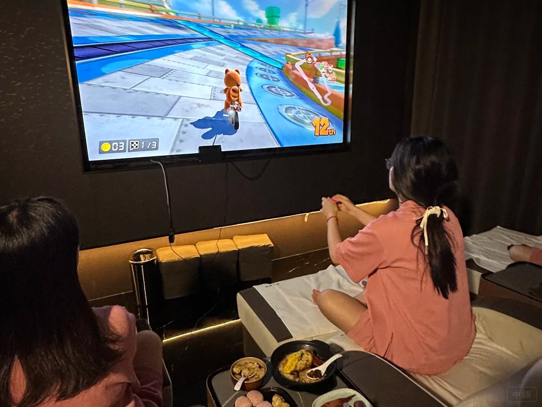 做完足浴开始玩游戏.jpg