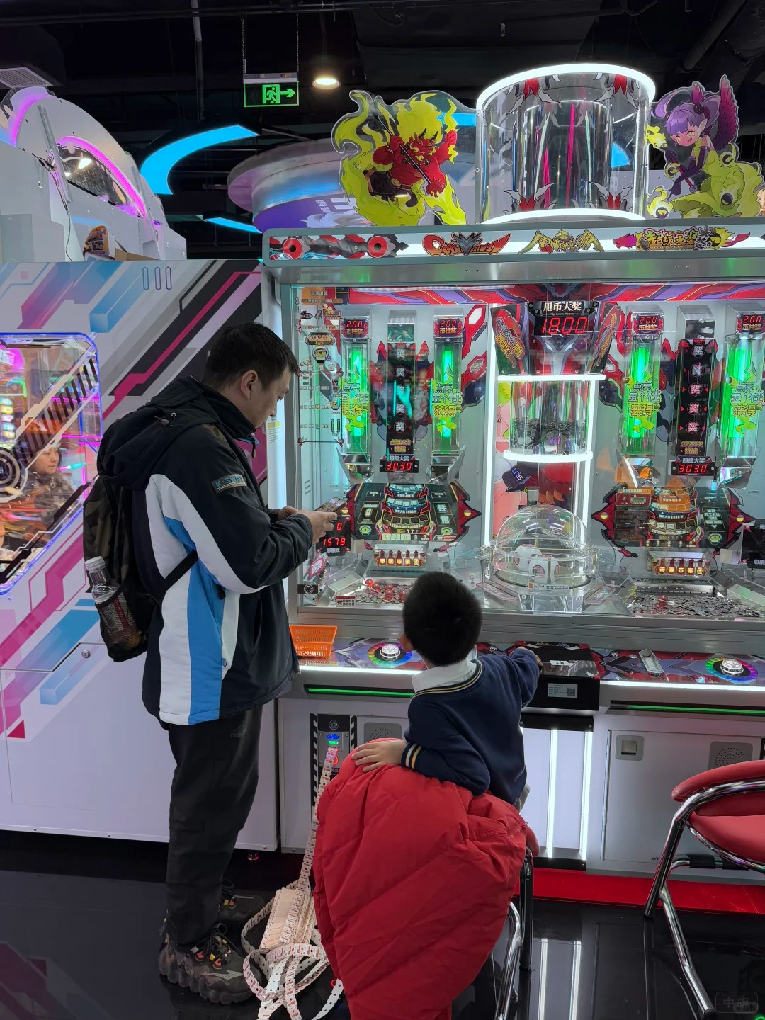 小朋友正在打电动.jpg