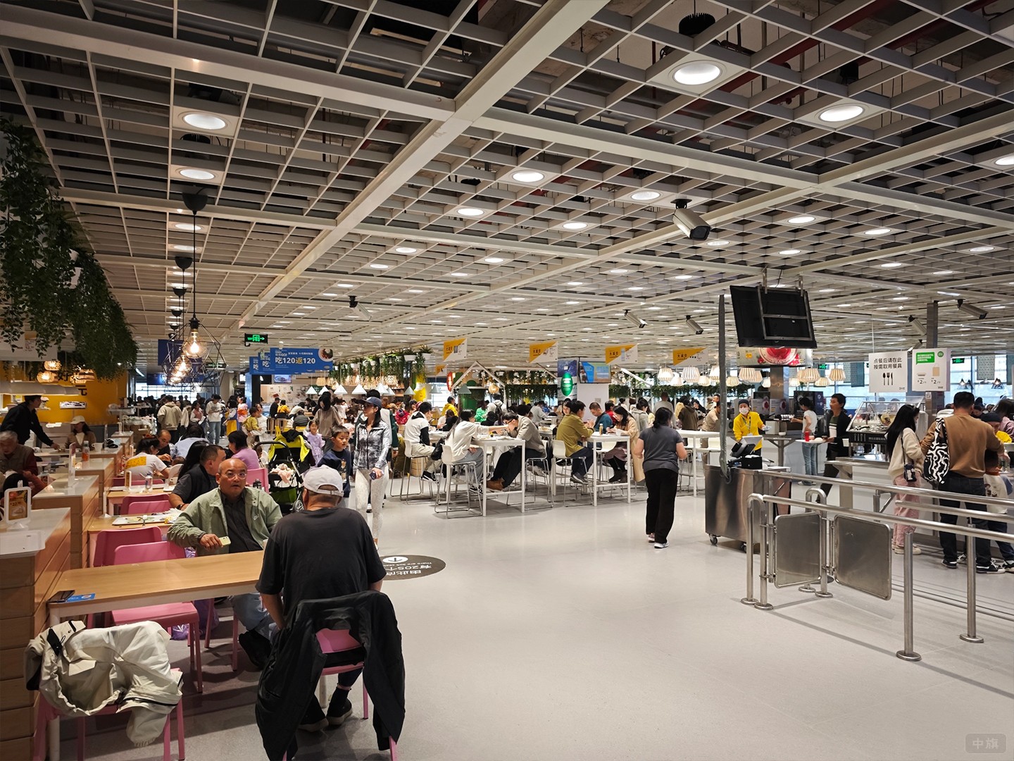 家具城正在挑商品的顾客们.jpg