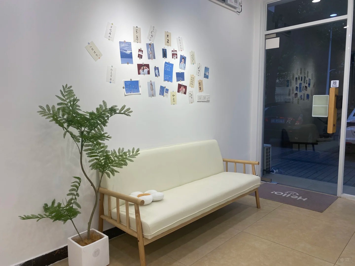 照相馆门口的休息区.jpg