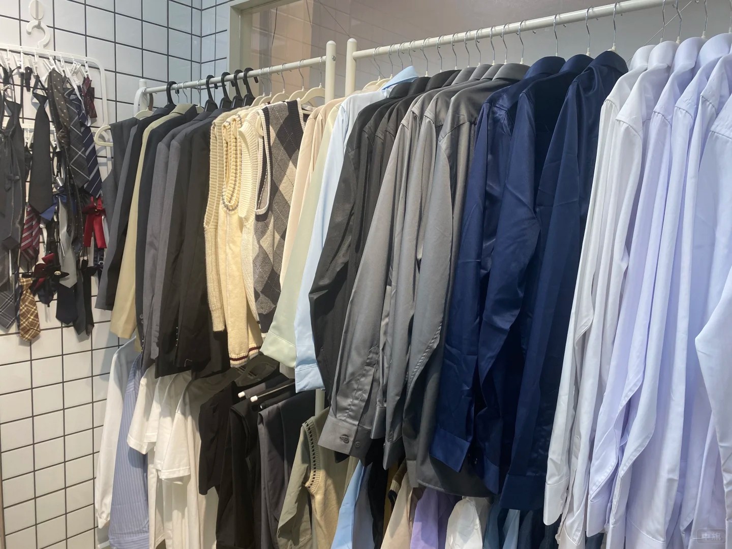 学生的服装区可以更换衣服.jpg