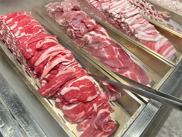 自助餐厅的新鲜牛肉.png