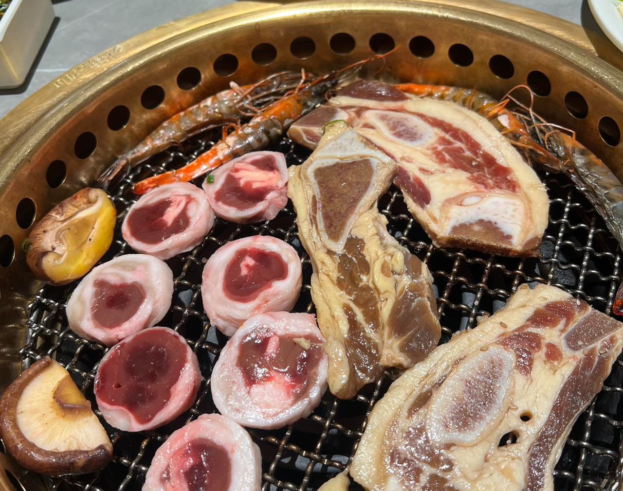 自助餐厅正在烤的牛排.jpg