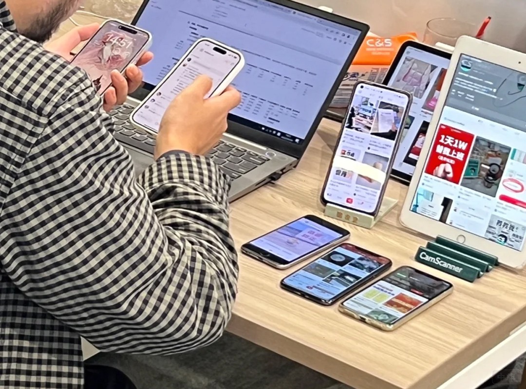 偷偷拍了一张同事正在工作的照片