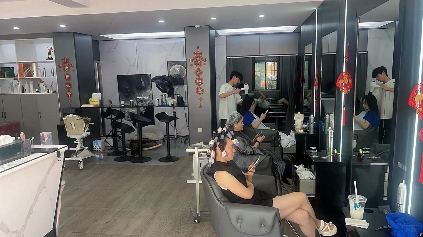 这这是理发店正在进行烫染.jpg