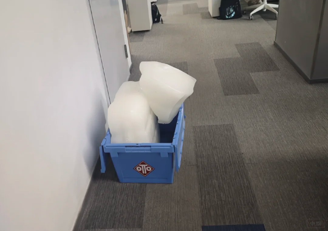 公司发冰降温，雪糕饮料随便吃.jpg