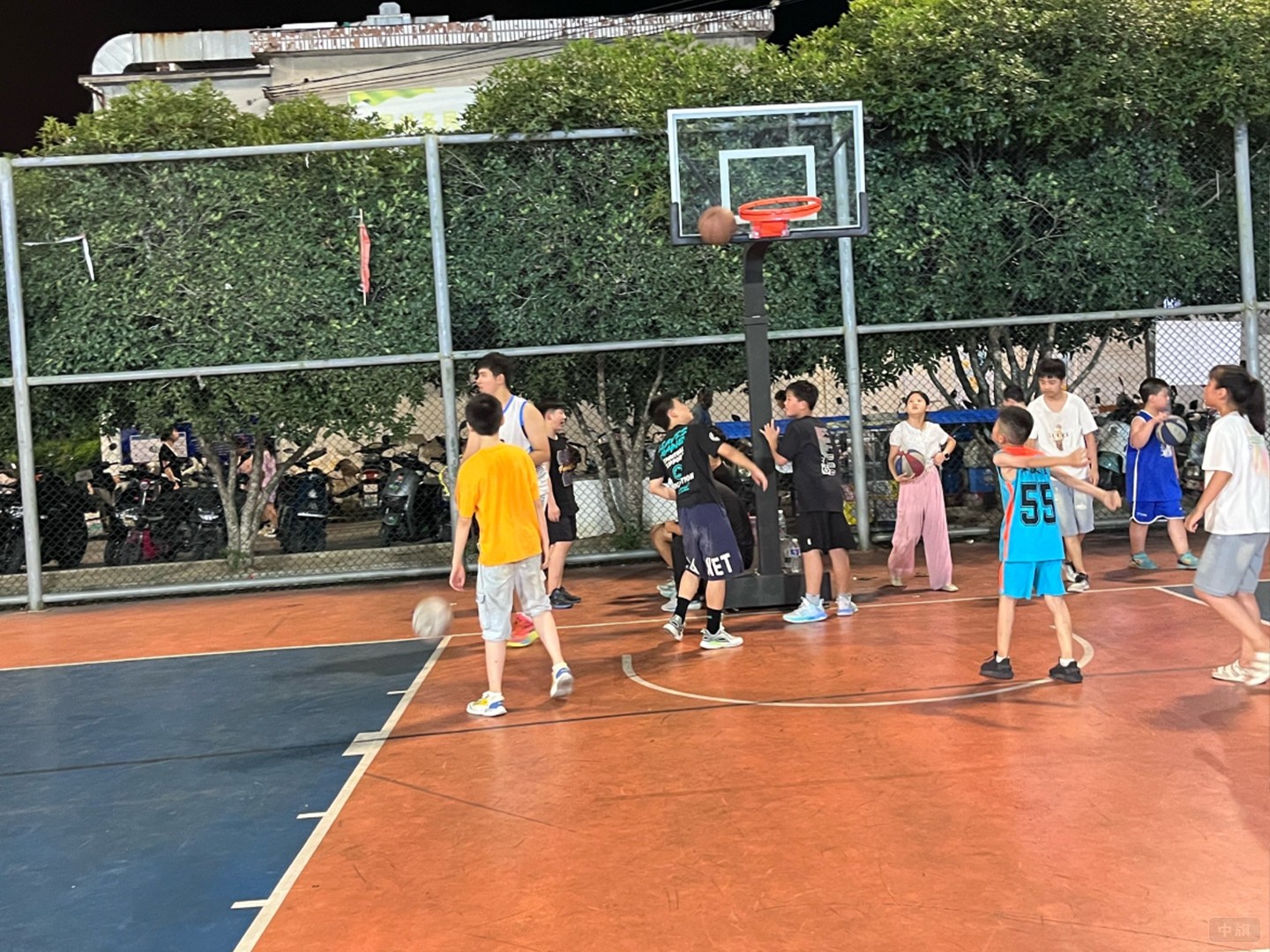 篮球场正在打篮球的孩子们.jpg