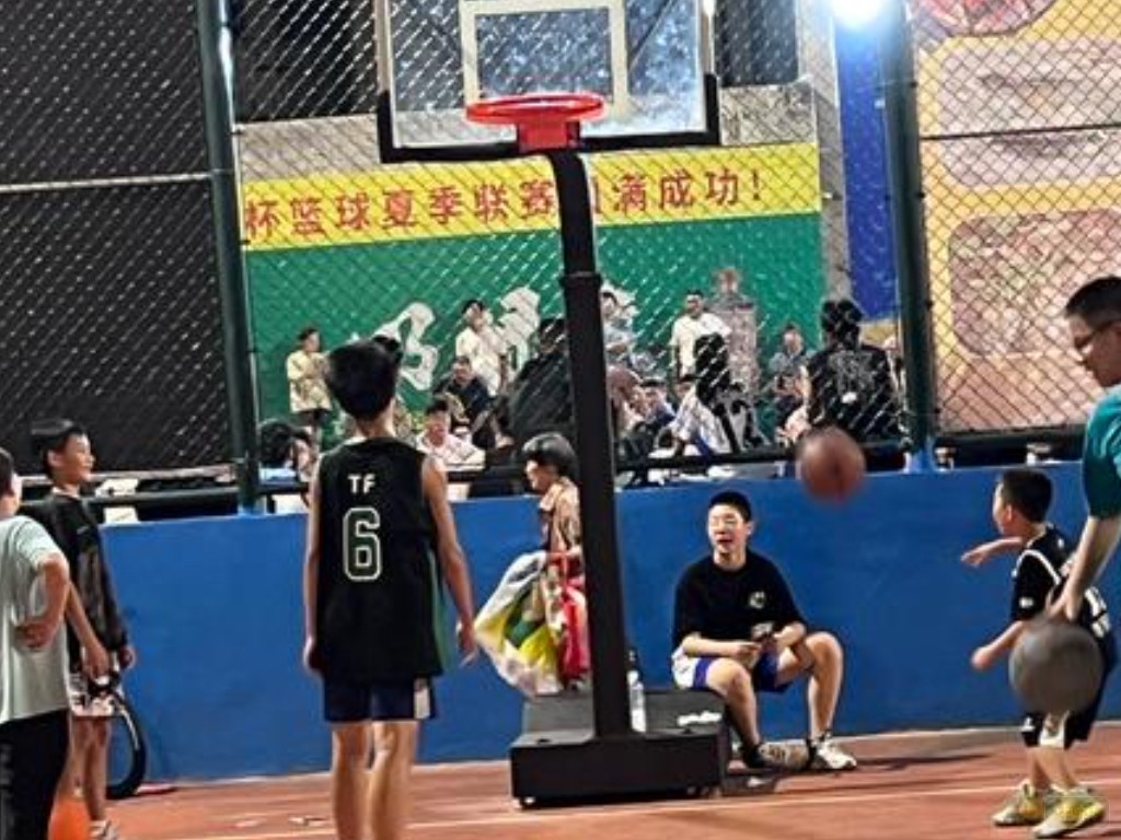 孩子们在打篮球.jpg