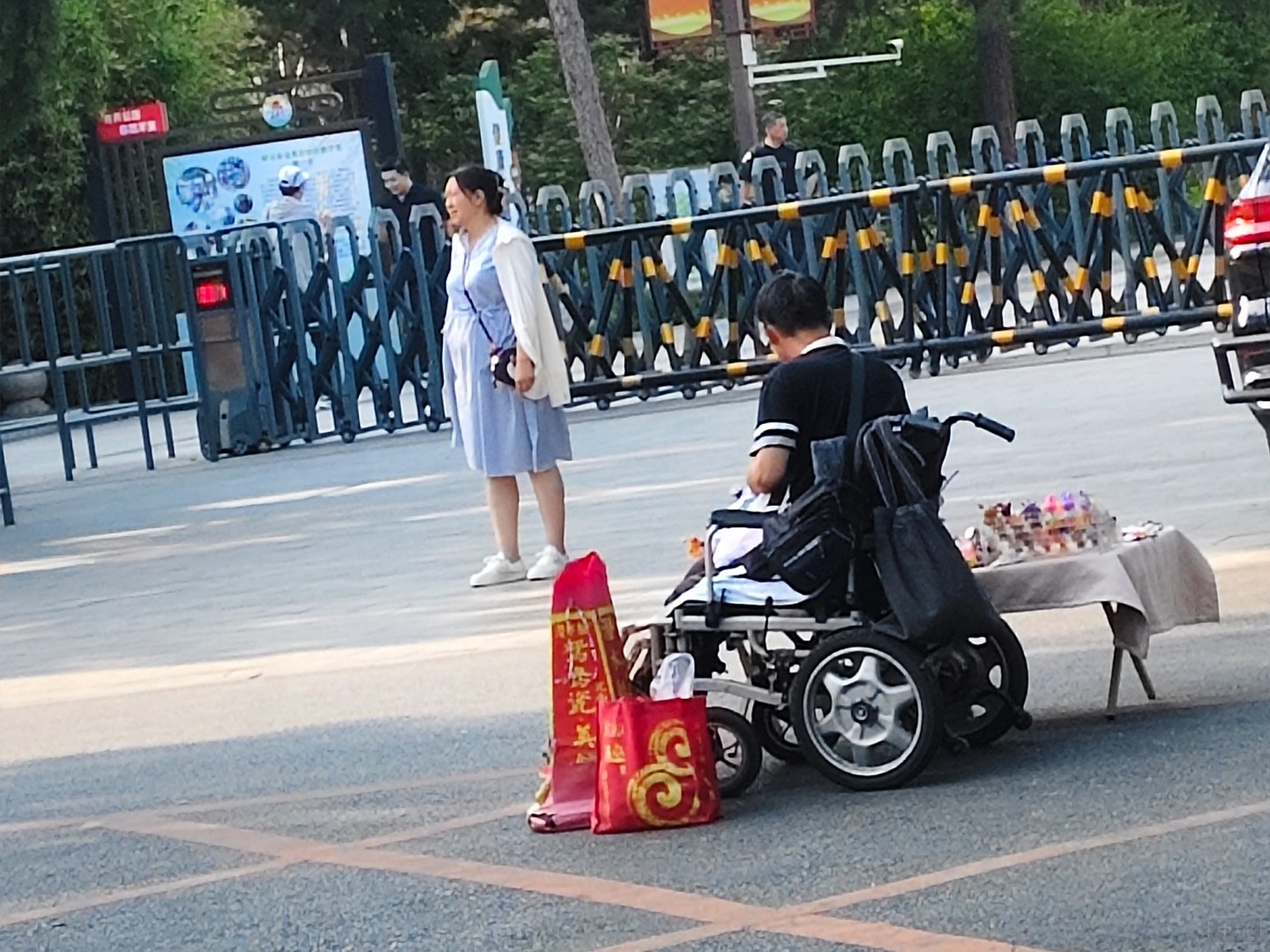 背后偷偷拍了一张张叔叔的照片.jpg