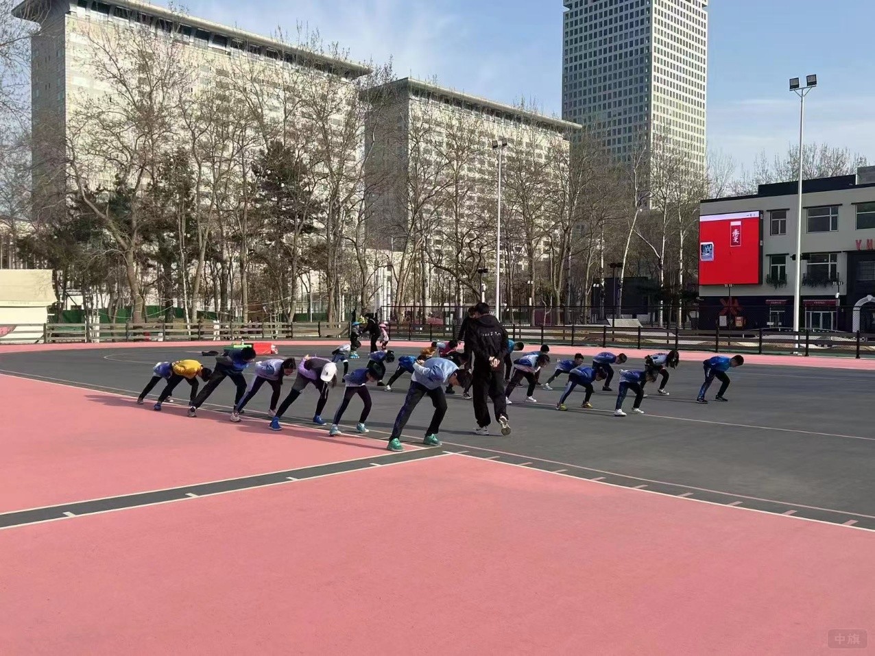 正在室外轮滑场玩轮滑的孩子们