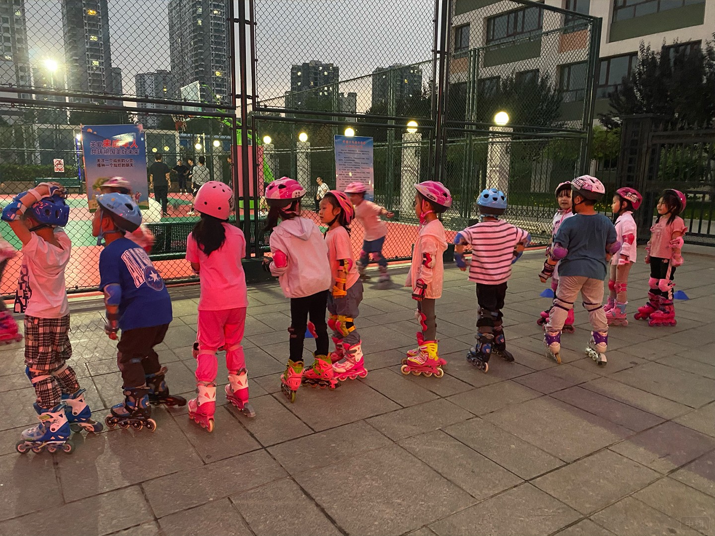 孩子们准备进入场馆