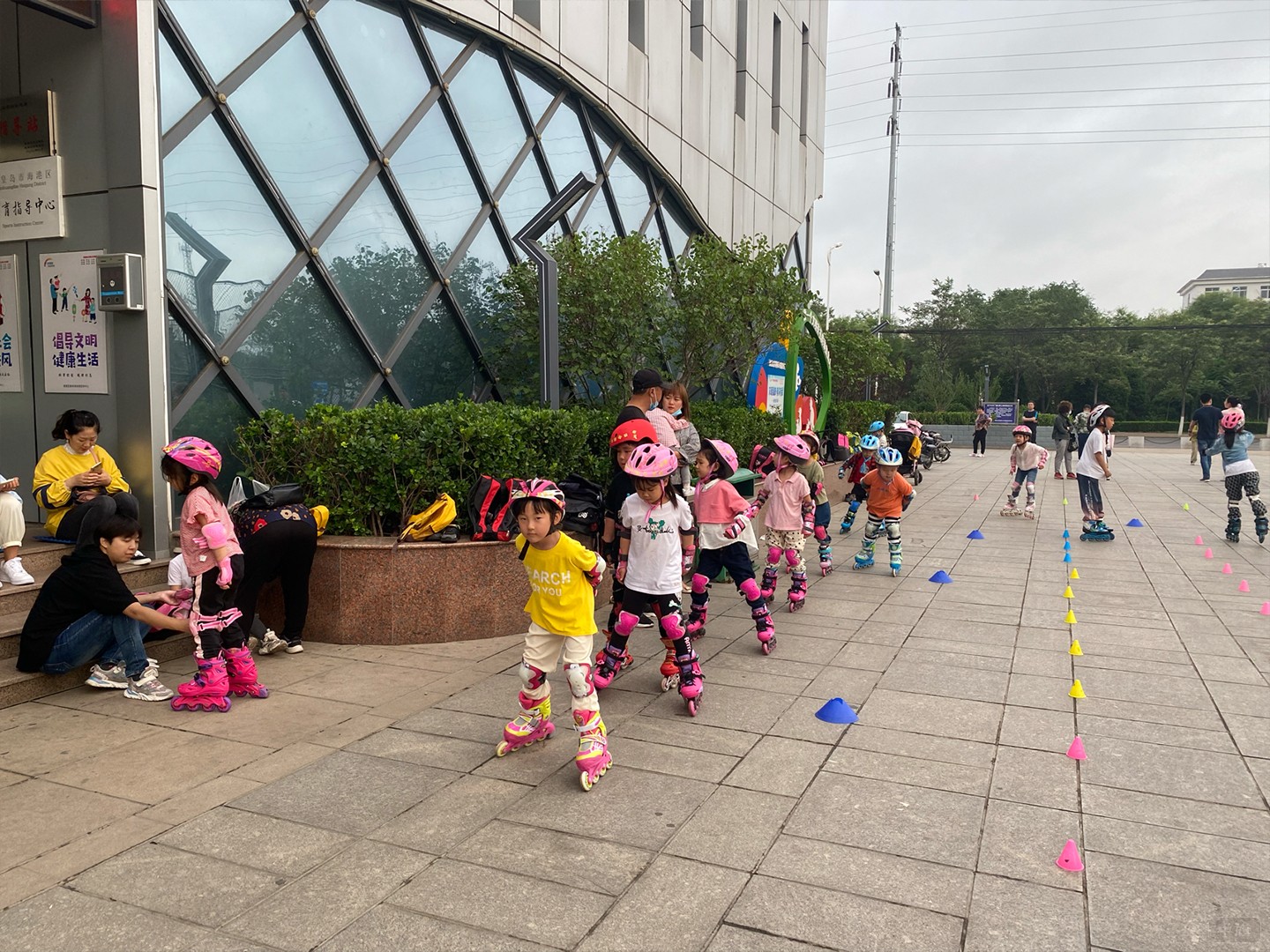 孩子们排队等待绕柱