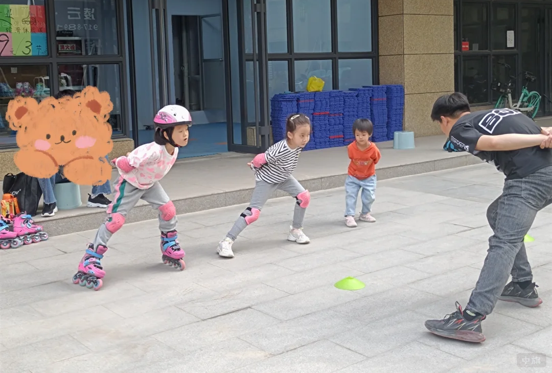 正在学习基础动作的孩子们