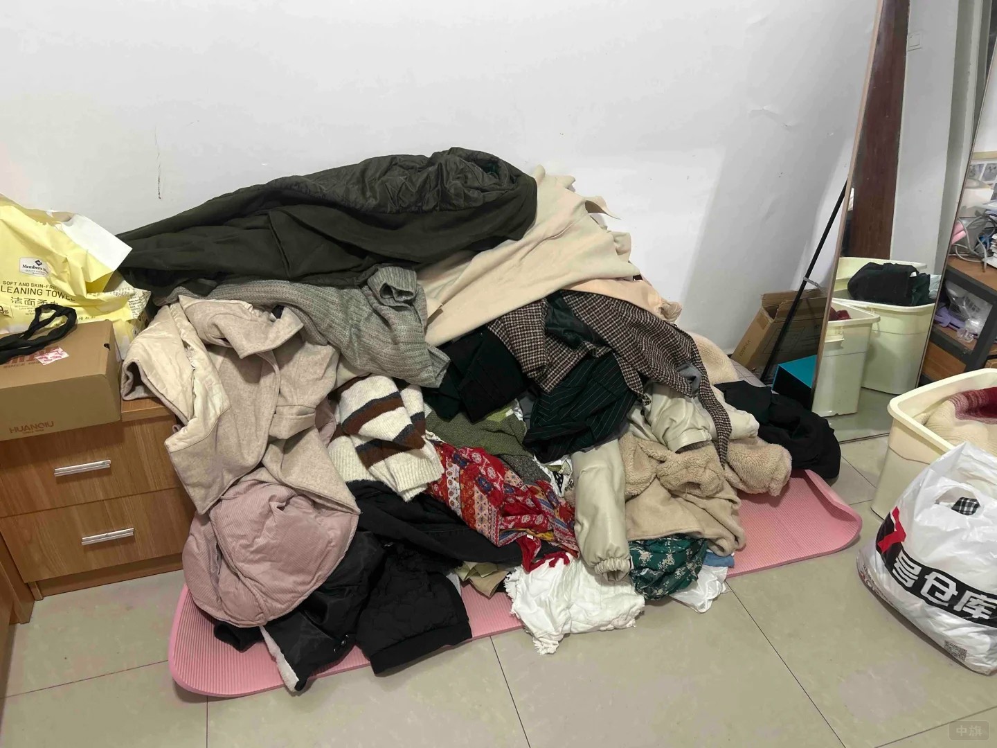 堆在角落里的旧衣服