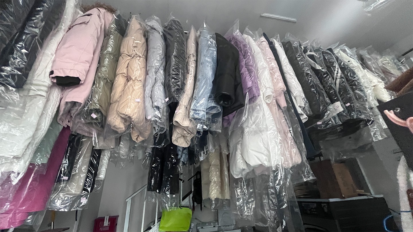 干洗过后等着区衣服了