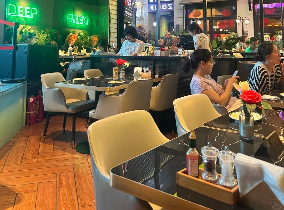 现在酒吧肯定都要配上餐饮