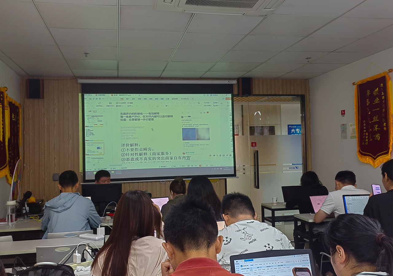 正在上课的学生们