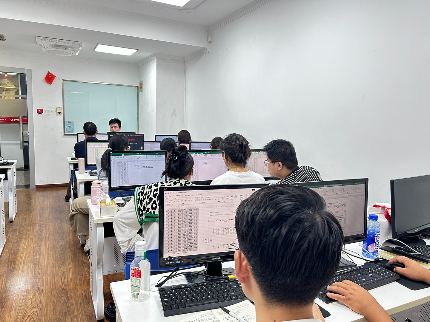 正在参加培训的孩子们