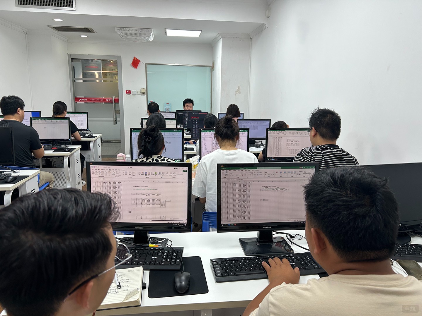 正在学word脚本的学生们