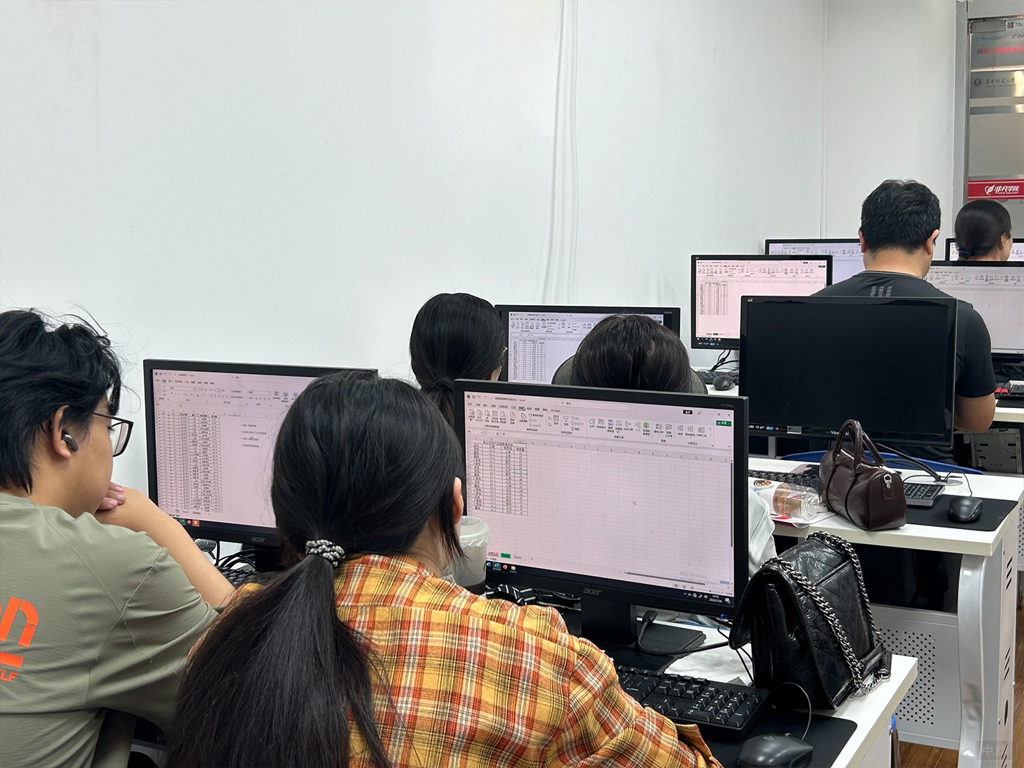 正在学习编程的孩子们