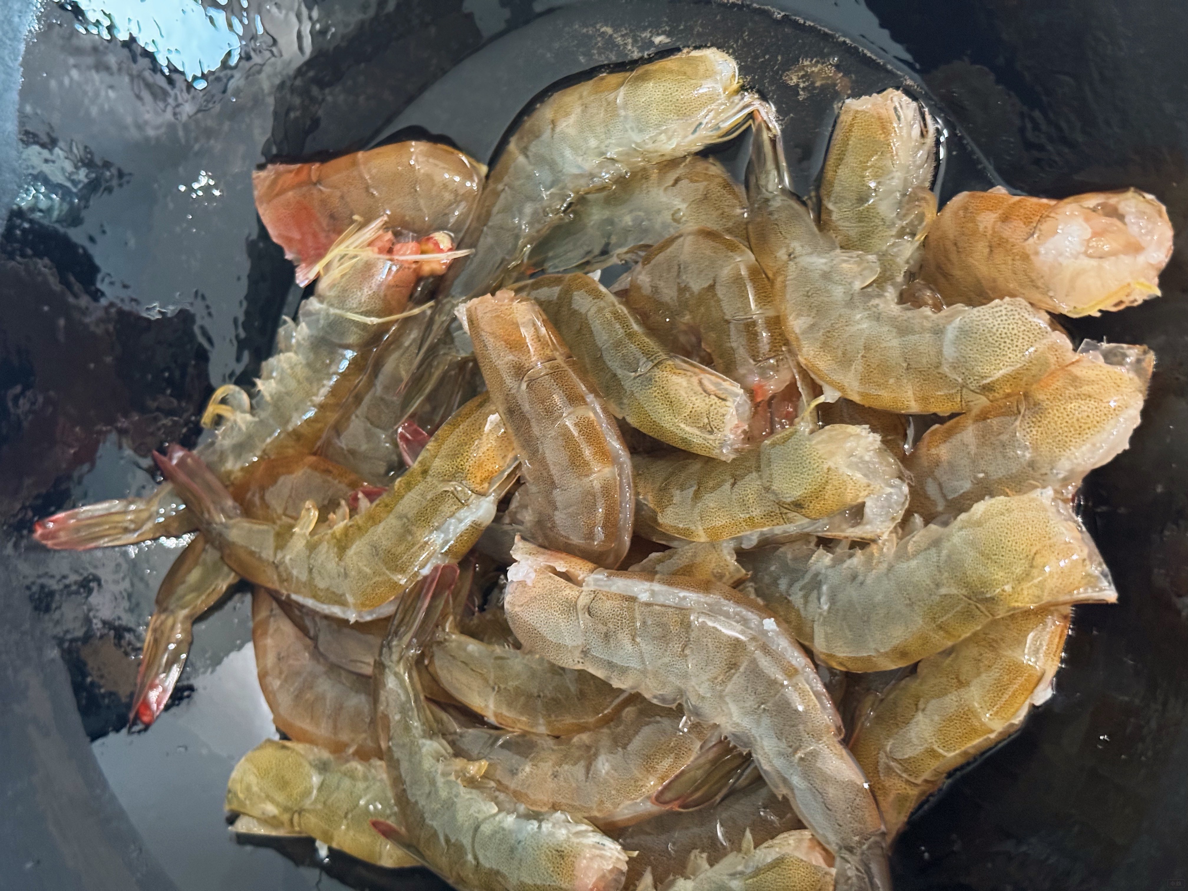 新鲜的虾刚下锅