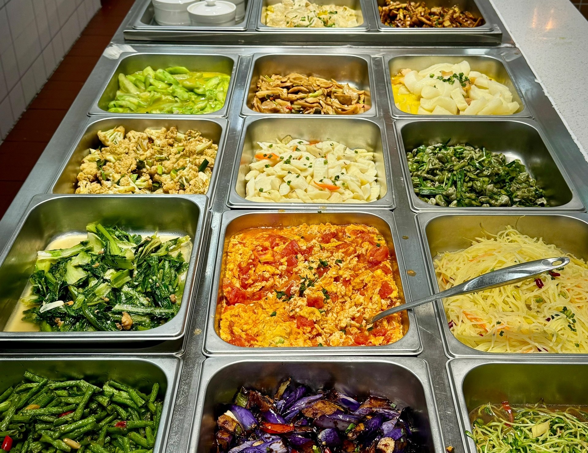 都是快餐店新炒出来的热菜